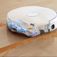Un robot aspirateur laveur qui lave du café sur le sol