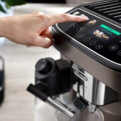 une personne qui appuie sur un bouton d 'une machine a café automatique