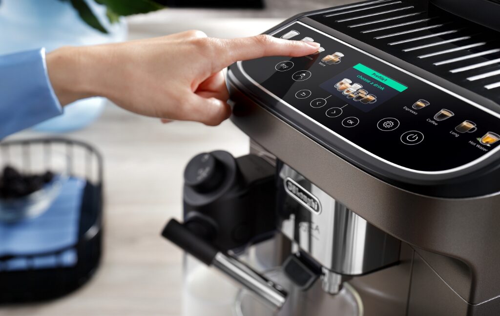 une personne qui appuie sur un bouton d 'une machine a café automatique