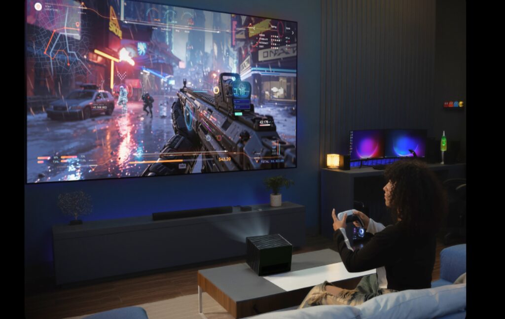 Une femme qui joue sur un vidéoprojecteur