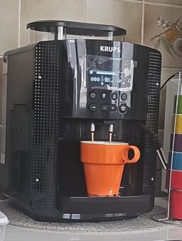 image client 1 Machine à café grain automatique Krups Essential YY8135FD LCD