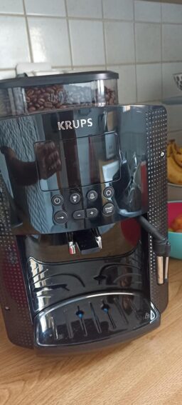 image client 10 Machine à café grain automatique Krups Essential YY8135FD LCD
