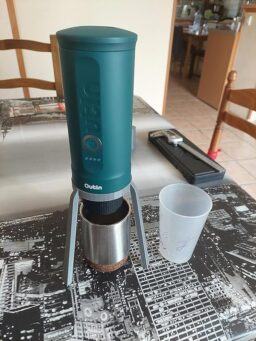 image client 10 Machine à café expresso portable OutIn Nano compacte nomade pratique
