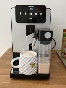 image client 2 Cafetière Superautomatique Cecotec Cremmaet Latte Touch