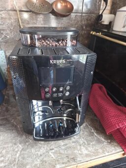 image client 3 Machine à café grain automatique Krups Essential YY8135FD LCD