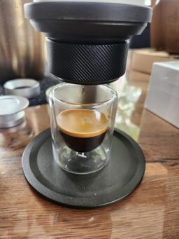 image client 3 Machine à café expresso portable OutIn Nano compacte nomade pratique