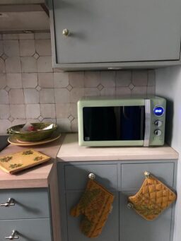 image client 5 Micro Ondes Numérique Swan Retro SM22030GNEU