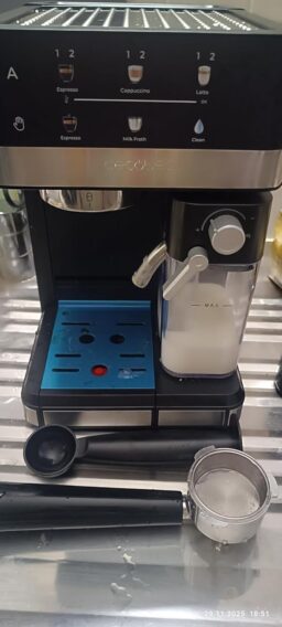 image client 6 Machine Expresso Cecotec Power Espresso 20 Touch & Cream