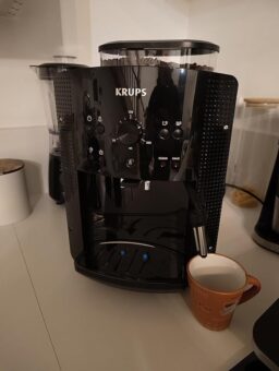 image client 7 Machine à café grain Krups Essential noire YY8125FD