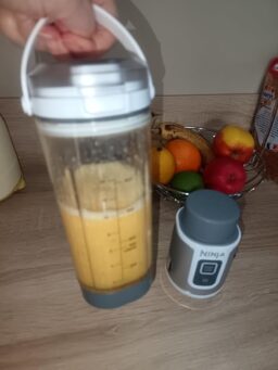 image client 8 Blender portable Ninja BC151EUBK pour smoothies et shakes