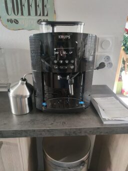 image client 9 Machine à café grain automatique Krups Essential YY8135FD LCD