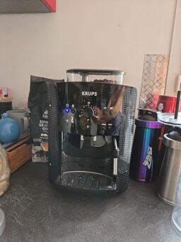 image client 9 Machine à café grain Krups Essential noire YY8125FD